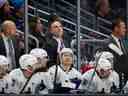 L'entraîneur-chef Rick Tocchet des Canucks de Vancouver regarde pendant la troisième période contre le Seattle Kraken au Climate Pledge Arena le 25 janvier 2023 à Seattle, Washington.