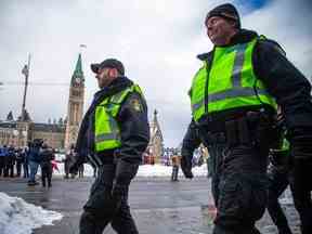 Samedi, des agents de divers services de police étaient présents sur la colline du Parlement et à proximité de celle-ci et sur la rue Wellington.