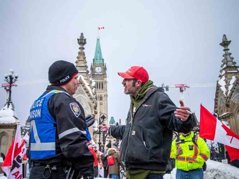 La police en force pour manifester à Ottawa à l’occasion de la manifestation anniversaire du « Freedom Convoy »