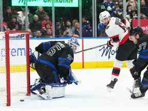 Le centre des Sénateurs d'Ottawa Derick Brassard (61) marque un but sur le gardien de but des Maple Leafs de Toronto Ilya Samsonov (35) au cours de la deuxième période à la Scotiabank Arena.