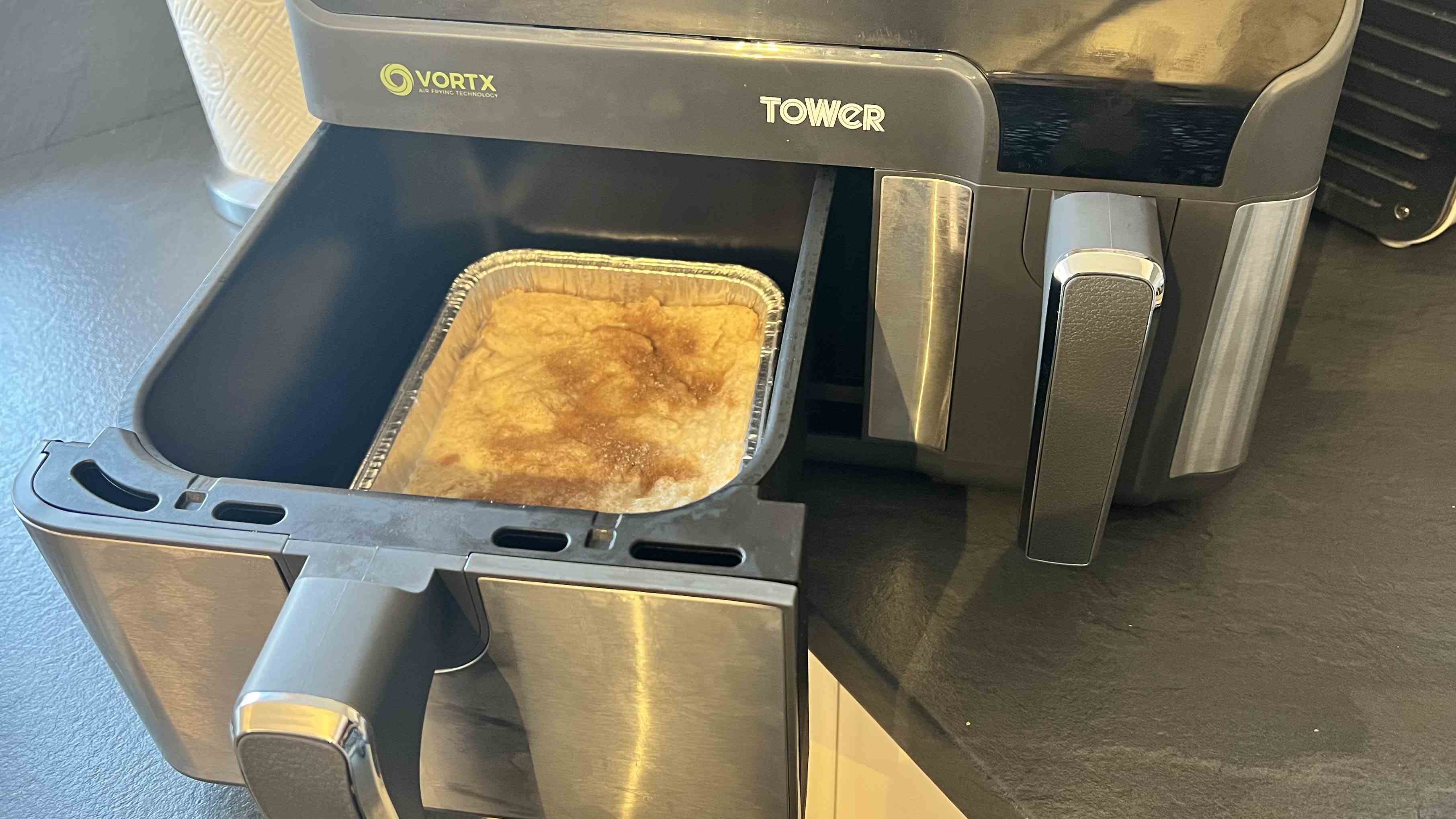 Pouding au pain et au beurre à l'intérieur du panier d'une friteuse à air Tower