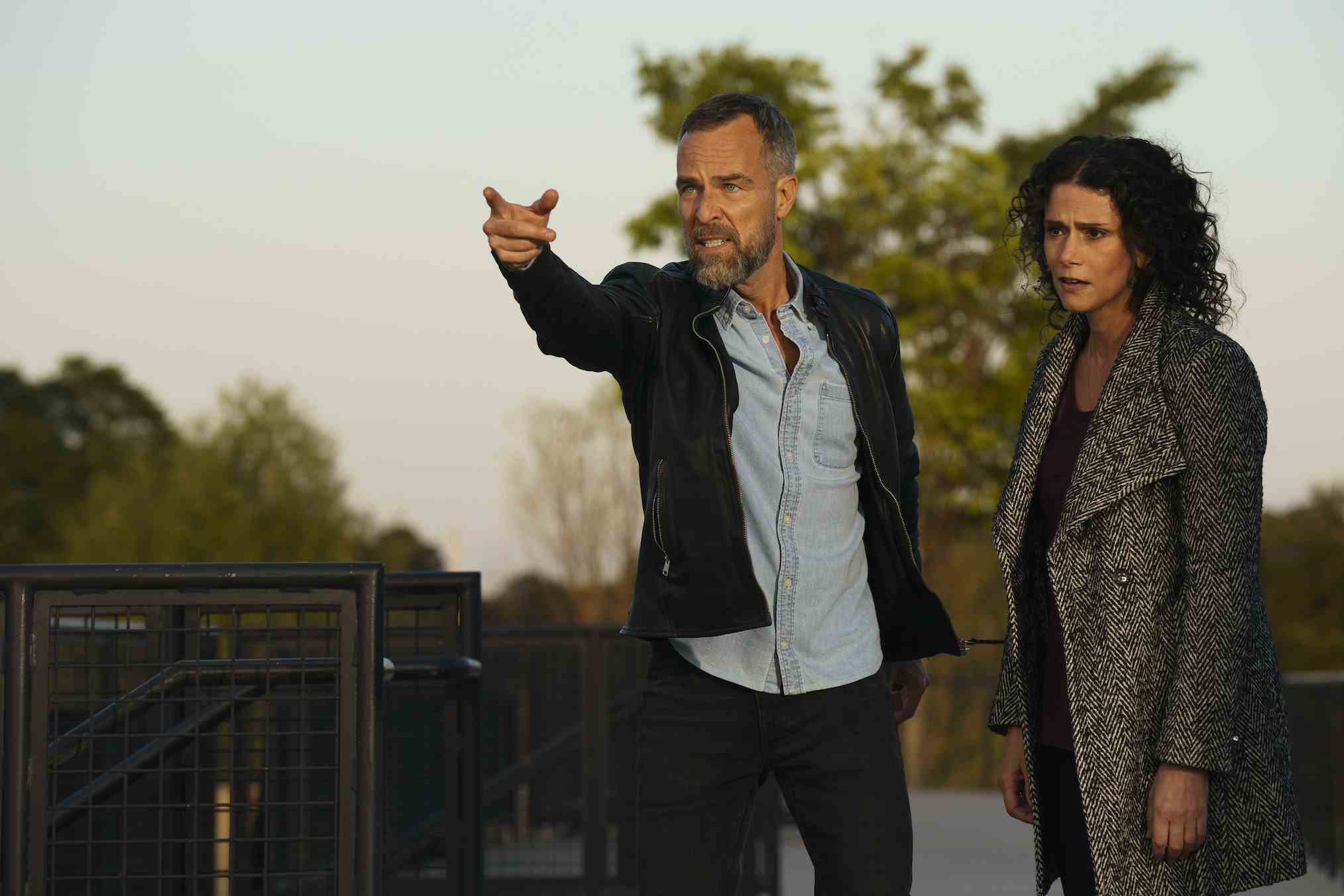 JR Bourne et Melissa Ponzio dans 