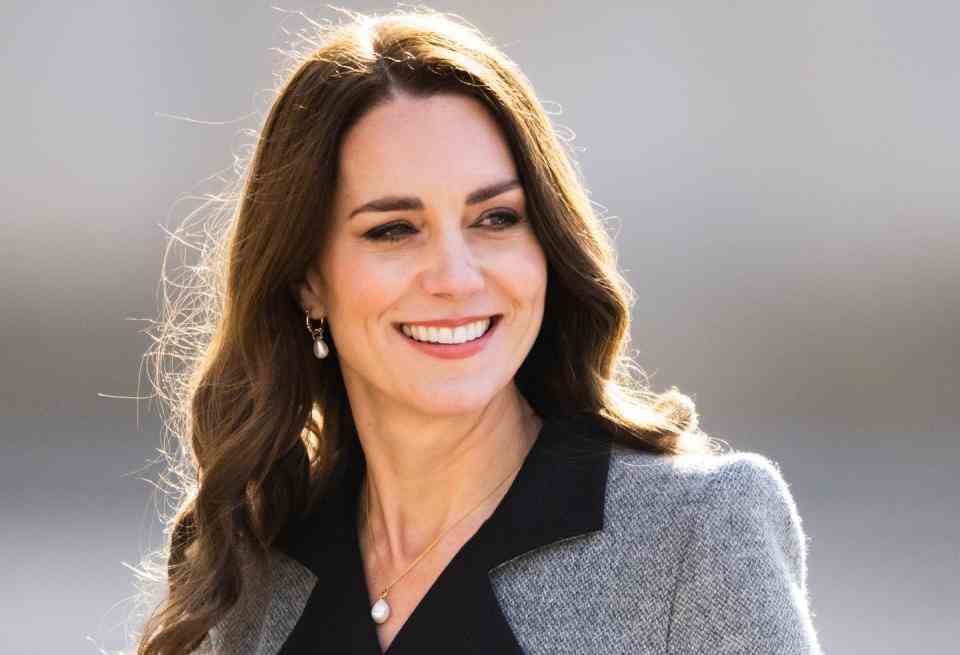 copenhague, danemark 23 février catherine, la duchesse de cambridge traverse la cour d'amalienborg le 23 février 2022 à copenhague, danemark la duchesse de cambridge visite copenhague entre le 22 et le 23 février lors d'une visite de travail avec le centre de la fondation royale pour la petite enfance photo de samir husseinwireimage