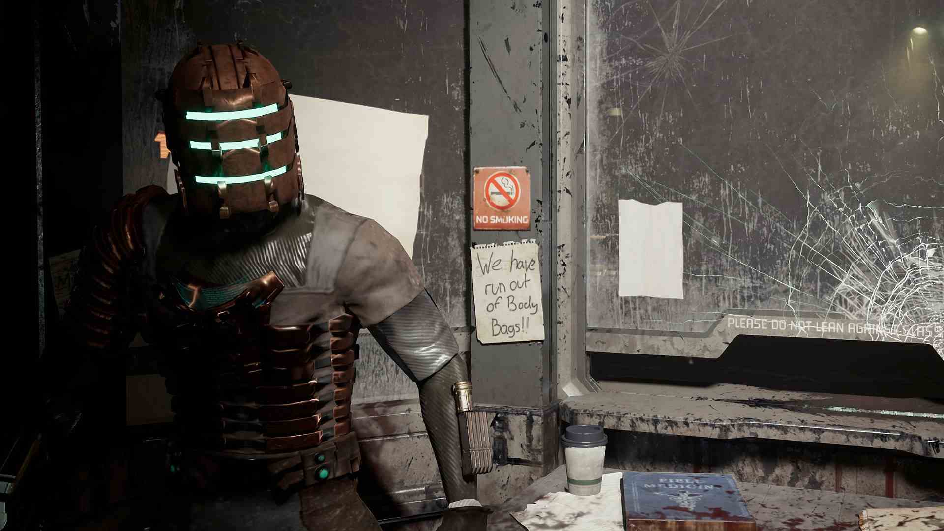 Revue de Dead Space Remake : Isaac Clark debout devant une note qui se lit 