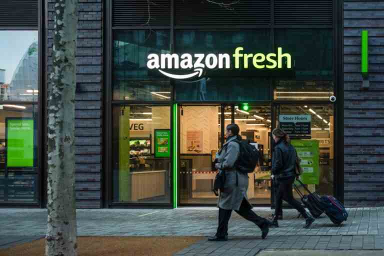 Amazon commencera bientôt à facturer des frais de livraison sur les commandes d’épicerie fraîche de moins de 150 $