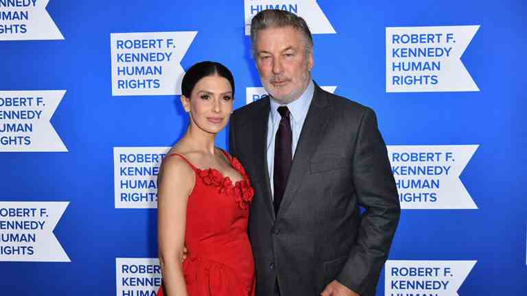 Hilaria Baldwin parle du « moment émotionnel pour ma famille » alors qu'Alec Baldwin s'apprête à être inculpé pour le tournage de « Rust »
	
	
