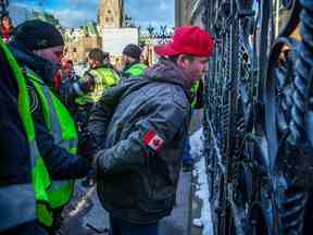 Un manifestant est arrêté après une altercation avec le Service de protection parlementaire sur la colline du Parlement samedi soir.