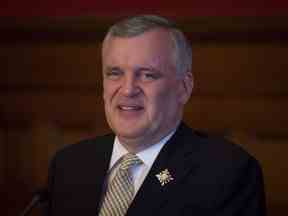 L'ancien lieutenant-gouverneur de l'Ontario, David Onley, rit en s'adressant aux journalistes lors de sa dernière journée complète de mandat à Queen's Park, à Toronto, le lundi 22 septembre 2014.