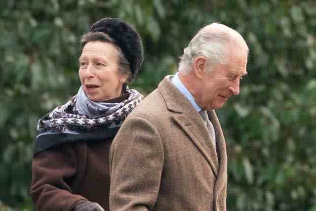 Le roi et la princesse royale arrivent à l'église St Mary Magdalene à Sandringham