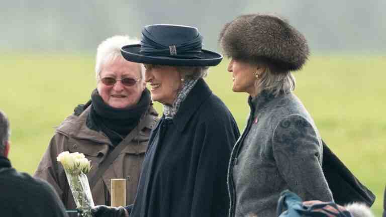 Lady Susan Hussey assiste au service religieux avec le roi et la princesse royale