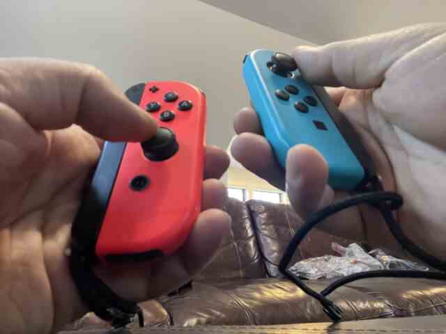 Nous en sommes donc arrivés à ceci : tenir les Joy-Cons entre de mauvaises mains...