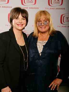 Les actrices Cindy Williams (L) et Penny Marshall posent pour un portrait lors de la 6e édition annuelle des 