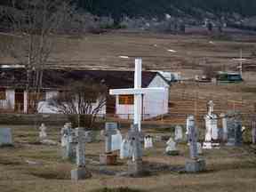 Un cimetière et un bâtiment abandonné condamné sont vus sur l'ancien terrain du pensionnat St. Joseph's Mission, à Williams Lake, en Colombie-Britannique, le mercredi 30 mars 2022. La Première Nation de Williams Lake, dans le centre de la Colombie-Britannique, est prête à annoncer les résultats de la deuxième phase d'une enquête sur les terrains autour de l'école, où 93 "reflets," indiquant que des tombes anonymes d'enfants ont été trouvées en 2021.