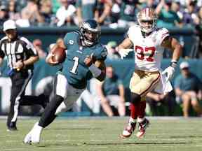 Le quart-arrière Jalen Hurts des Eagles de Philadelphie dirige le ballon au quatrième quart du match contre les 49ers de San Francisco au Lincoln Financial Field le 19 septembre 2021 à Philadelphie, en Pennsylvanie.