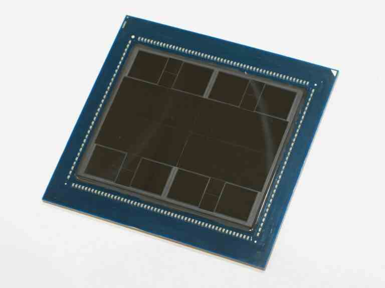 APU de centre de données AMD Instinct MI300 photographié de près : 13 puces, 146 milliards de transistors