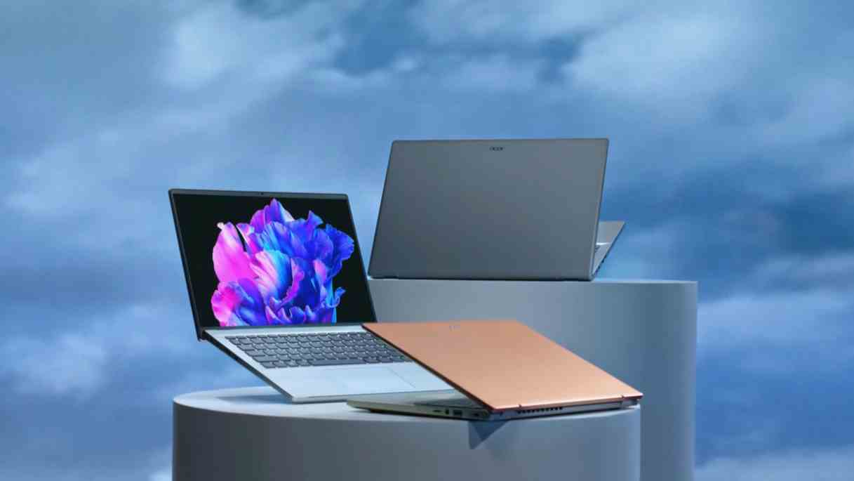 Image promotionnelle des ordinateurs portables Acer Swift Go, les montrant empilés devant une photo