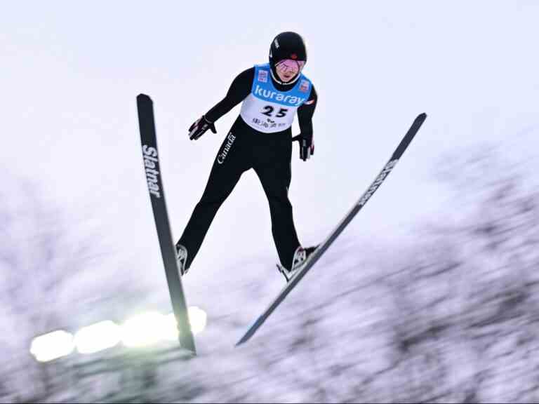 Alexandria Loutitt entre dans l’histoire du saut à ski féminin canadien en remportant l’or à la Coupe du monde au Japon