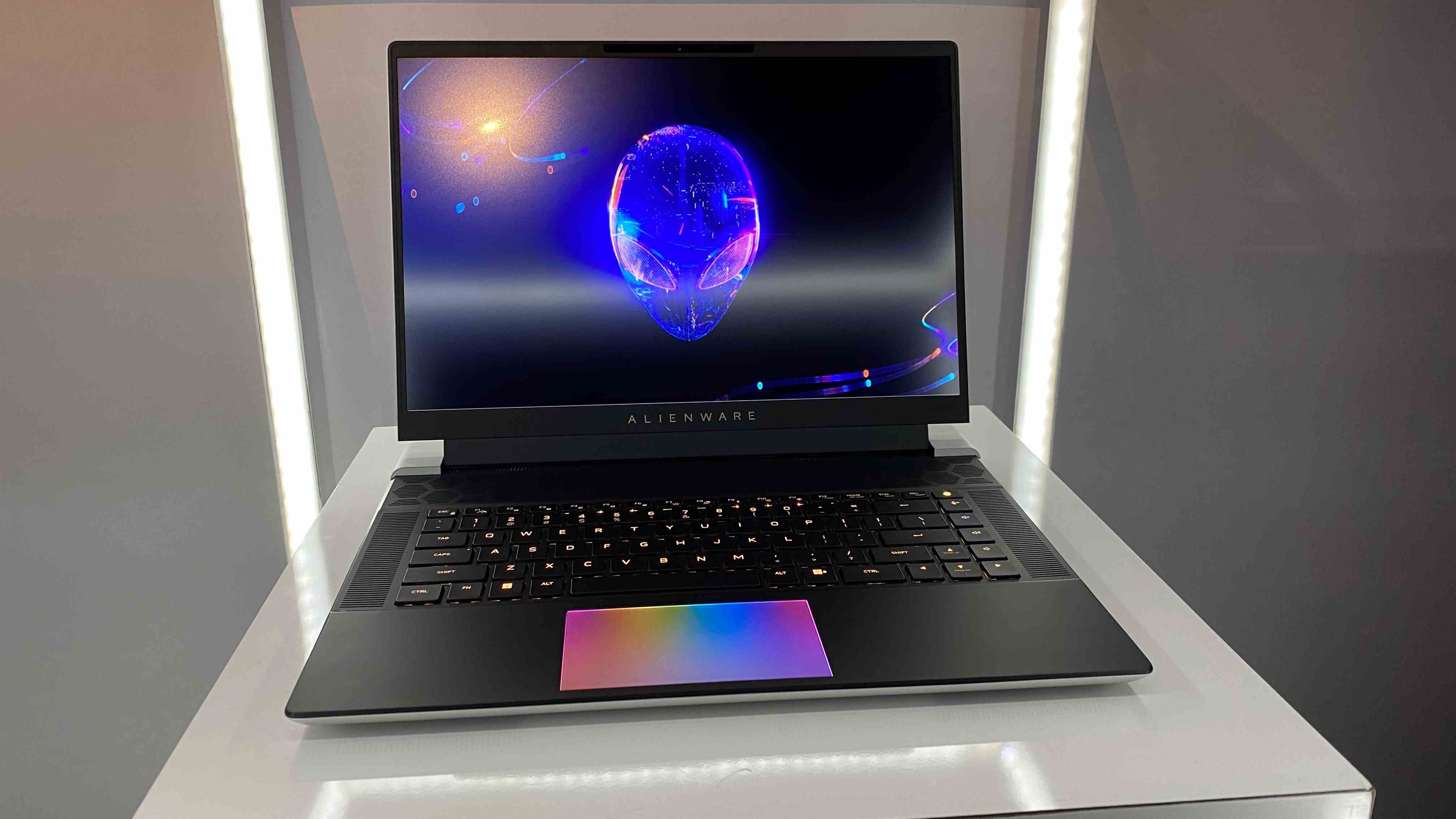 Alienware M18