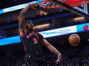 Precious Achiuwa (5) dunk contre les Kings de Sacramento mercredi.  Les Raptors ont gagné facilement.