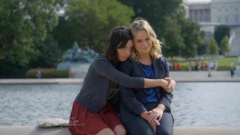 Amy Poehler et Aubrey Plaza de Parks and Rec se réunissent dans un sketch SNL