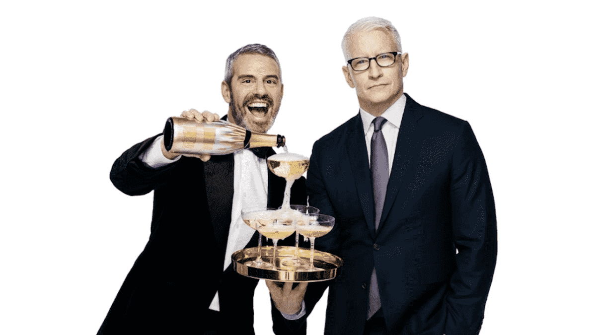 Andy Cohen aborde les allégations de snobing de Ryan Seacrest à la NYE, Kinda-Sorta jette Anderson Cooper sous le bus
