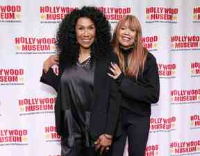 Ruth Pointer, à gauche, et Anita Pointer assistent à la grande réouverture du Hollywood Museum et à la soirée de lancement du livre pour 