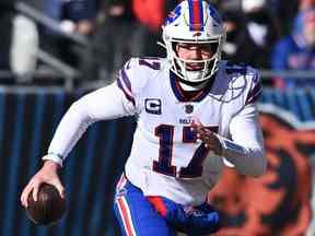 Le quart-arrière des Buffalo Bills Josh Allen manque de sa poche en première mi-temps contre les Bears de Chicago au Soldier Field de Chicago, le 24 décembre 2022.