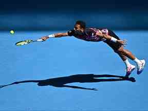 Le Canadien Felix Auger-Aliassime effectue un retour contre l'Argentin Francisco Cerundolo lors de leur match du simple masculin lors de la cinquième journée du tournoi de tennis de l'Open d'Australie à Melbourne le 20 janvier 2023.