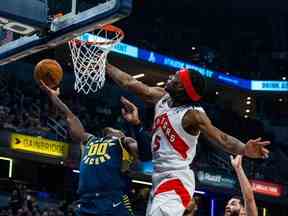 Le garde des Indiana Pacers Bennedict Mathurin (00) tire le ballon tandis que l'attaquant des Raptors de Toronto Precious Achiuwa (5) tire le ballon tout en défendant au deuxième quart au Gainbridge Fieldhouse.