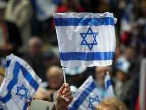 Un drapeau d'Israël est hissé à la Place du Canada à Montréal le jeudi 9 mai 2019 lors des célébrations de Yom Ha'atzmaut.  C'était le 71e jour de l'indépendance du pays.  (John Kenney / GAZETTE DE MONTRÉAL)