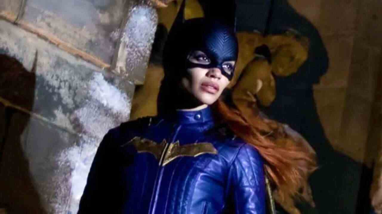 Batgirl Star révèle un costume amélioré à partir d'un film annulé
