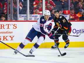 23 janvier 2023 ;  Calgary, Alberta, CAN ;  L'ailier gauche des Blue Jackets de Columbus Patrik Laine (29 ans) contrôle la rondelle contre les Flames de Calgary en troisième période au Scotiabank Saddledome.  Crédit obligatoire : Sergei Belski - USA TODAY Sports