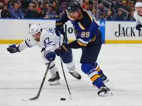 Pavel Buchnevich des Blues de St. Louis tire la rondelle contre Timothy Liljegren des Maple Leafs de Toronto en troisième période au Enterprise Center le 27 décembre 2022 à St Louis, Missouri.