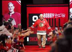 L'ancien Blackhawk de Chicago Bobby Hull est présenté aux partisans lors du congrès de l'équipe de hockey de la LNH le vendredi 15 juillet 2016 à Chicago.  (Charles Rex Arbogast/AP)