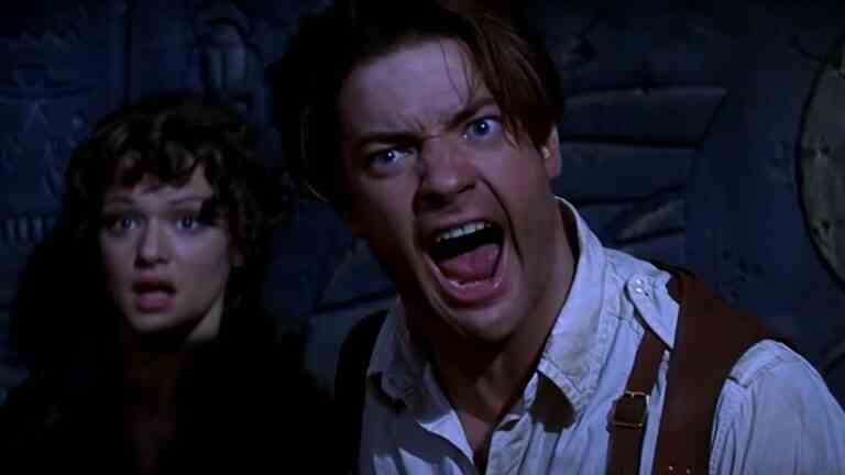 Brendan Fraser a dit "Inscrivez-moi" à un autre film The Mummy, mais je suis toujours confus sur ce que Universal fait avec ses monstres
