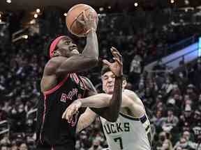 L'attaquant des Raptors de Toronto Pascal Siakam est victime d'une faute du garde des Milwaukee Bucks Grayson Allen au quatrième quart au Fiserv Forum.