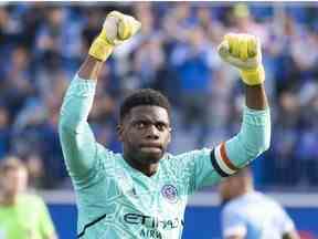 Le gardien de but de New York, Sean Johnson, célèbre la victoire de son équipe sur le CF Montréal lors de l'action MLS des demi-finales de la Conférence de l'Est à Montréal le dimanche 23 octobre 2022.