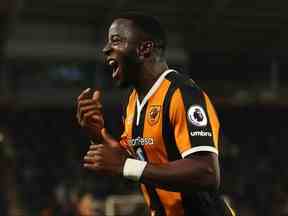 Adama Diomande de Hull City célèbre en marquant son deuxième but lors du match de Premier League entre Hull City et Crystal Palace au stade KCOM le 10 décembre 2016 à Hull, en Angleterre.