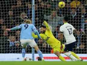 Erling Haaland de Manchester City marque le deuxième but de son équipe lors d'une victoire 4-2 contre Tottenham Hotspur au stade Etihad de Manchester le 19 janvier 2023.