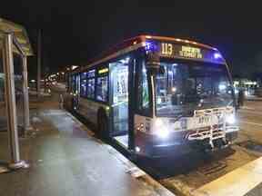 Un bus TTC se trouve au Merrian Rd.  arrêtez-vous sur Kennedy Rd.  pâtés de maisons au sud de l'avenue Eglinton E. La police de Toronto a déclaré vers 15 h 30 que deux employés en uniforme de la TTC avaient été envahis et attaqués par plus de 10 à 15 jeunes qui avaient fui la région, le 23 janvier 2023.