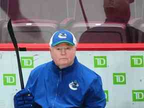 L'entraîneur-chef des Canucks Bruce Boudreau lors d'un entraînement d'équipe au Rogers Arena le 17 janvier 2023.