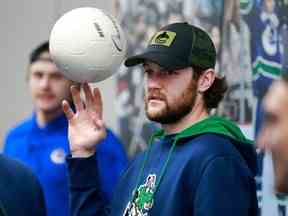 Le gardien de but des Canucks de Vancouver fait tourner un ballon de soccer avant un match contre les Kings de Los Angeles en novembre.  Demko est absent de l'alignement depuis le 3 décembre en raison d'une blessure au bas du corps.