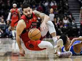 Le garde des Raptors Fred VanVleet, qui a touché le sol après être entré en collision avec l'attaquant des Milwaukee Bucks Giannis Antetokounmpo plus tôt ce mois-ci, pourrait manquer le pourboire de lundi après-midi contre les Knicks après que son dos a recommencé à agir dimanche.