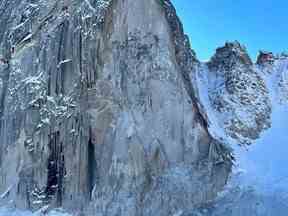 Les conséquences d'une chute de pierres sur le côté nord-est de Snowpatch Spire dans le parc provincial Bugaboo, en Colombie-Britannique, sont visibles sur une photo non datée.  Le guide de montagne James Madden survolait Snowpatch Spire dans le parc provincial Bugaboo la semaine dernière pour surveiller les conditions météorologiques lorsqu'il a vu des nuages ​​de poussière.