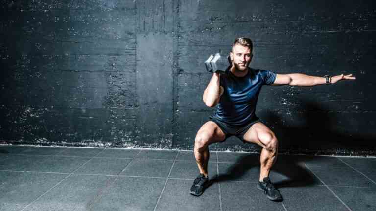 Cet entraînement d’haltères Tabata brûle des calories et développe la force de tout le corps en seulement 30 minutes