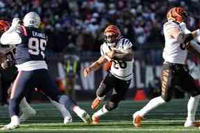 Joe Mixon des Bengals de Cincinnati dirige le ballon au cours du premier quart contre les Patriots de la Nouvelle-Angleterre au Gillette Stadium le 24 décembre 2022 à Foxborough, Mass. (Winslow Townson/Getty Images)