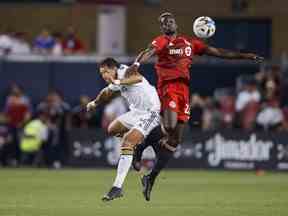 Le défenseur du Toronto FC Chris Mavinga (23 ans) et l'attaquant du Los Angeles Galaxy Javier Hernández (14 ans) sautent pour un ballon lors de la première mi-temps de l'action de football MLS à Toronto le mercredi 31 août 2022.