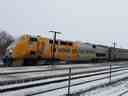 Un train de voyageurs de VIA Rail est inactif à la gare de Cobourg, en Ontario, après son annulation en raison d'interruptions de service, le 24 décembre 2022.