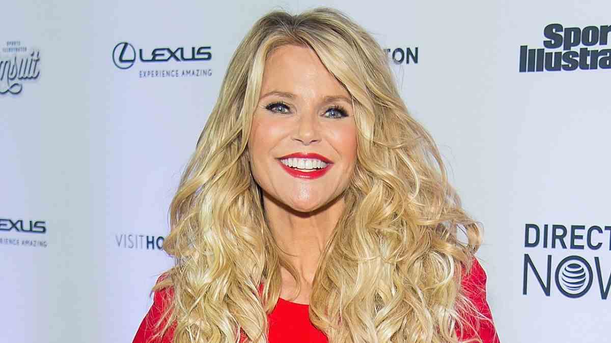 Christie Brinkley est revenue à l'époque où elle était seins nus sur une couverture de magazine il y a 40 ans
