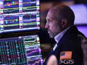 Traders travaillant sur le parquet de la Bourse de New York.